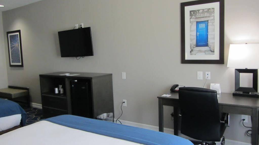 Holiday Inn Express And Suites Houston North - Iah Area By Ihg Exterior foto